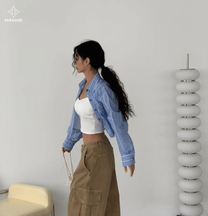 Cách phối áo sơ mi croptop với quần baggy