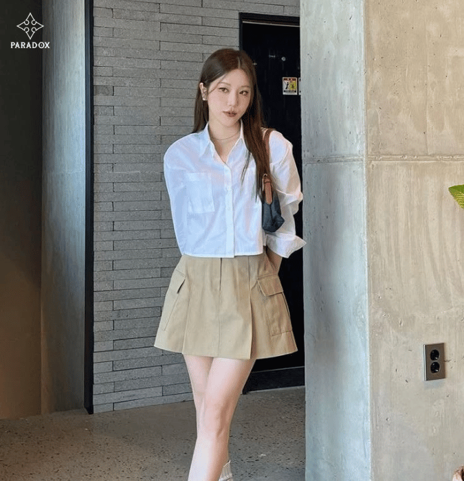 Cách phối áo sơ mi croptop với chân váy chữ a