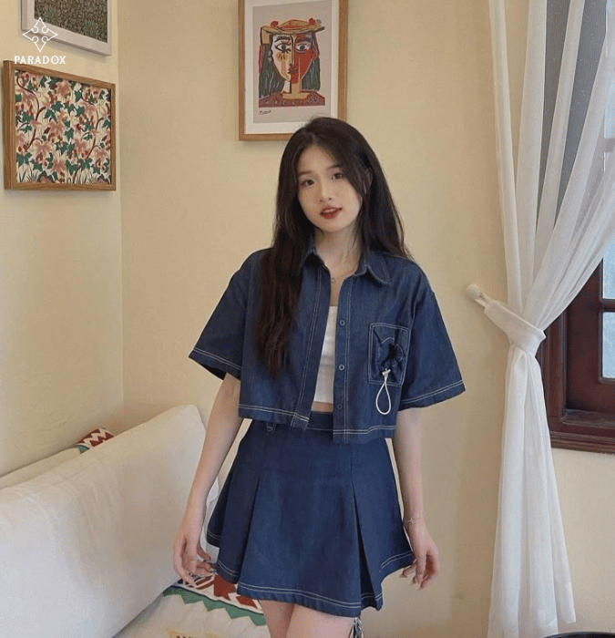 Cách phối áo sơ mi croptop với chân váy jeans