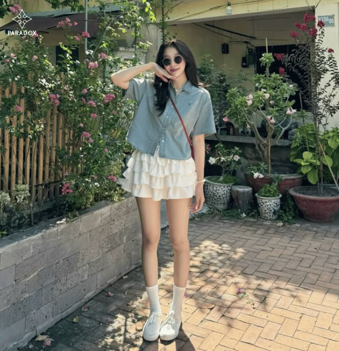 Cách phối áo sơ mi croptop với chân váy tầng