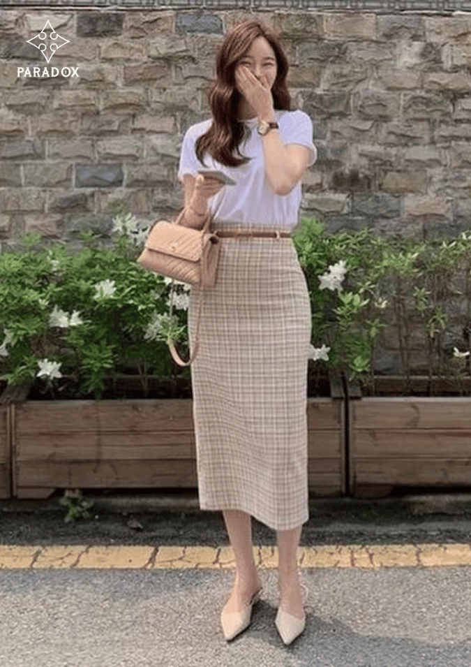 Chân váy bút chì phối với áo phông trơn