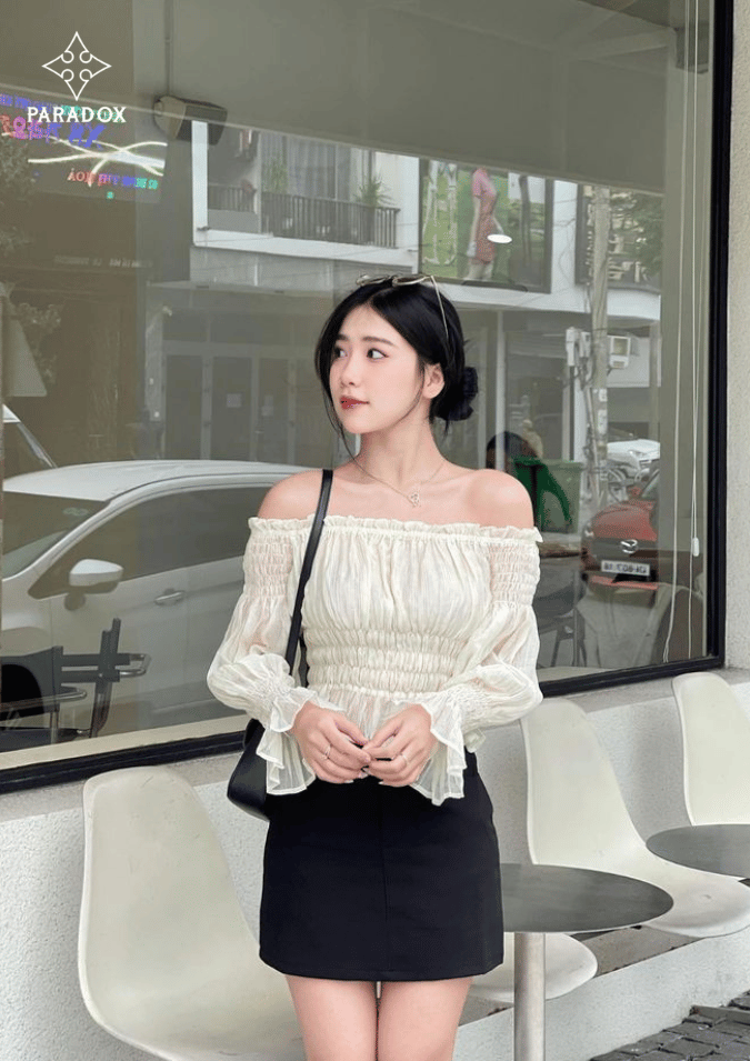 Chân váy bút chì phối với áo trễ vai