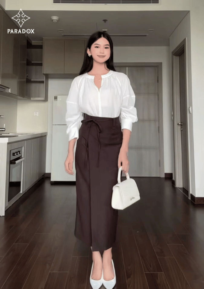 Chân váy bút chì với giày đế bệt