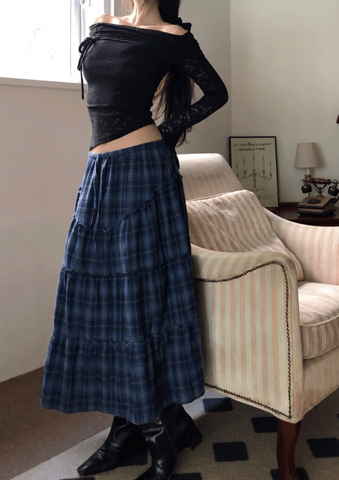 Chân váy caro phối với áo gì? - áo trễ vai