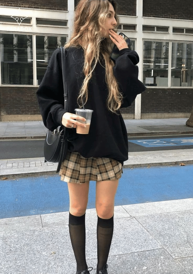 Chân váy caro phối với áo gì? - áo hoodie