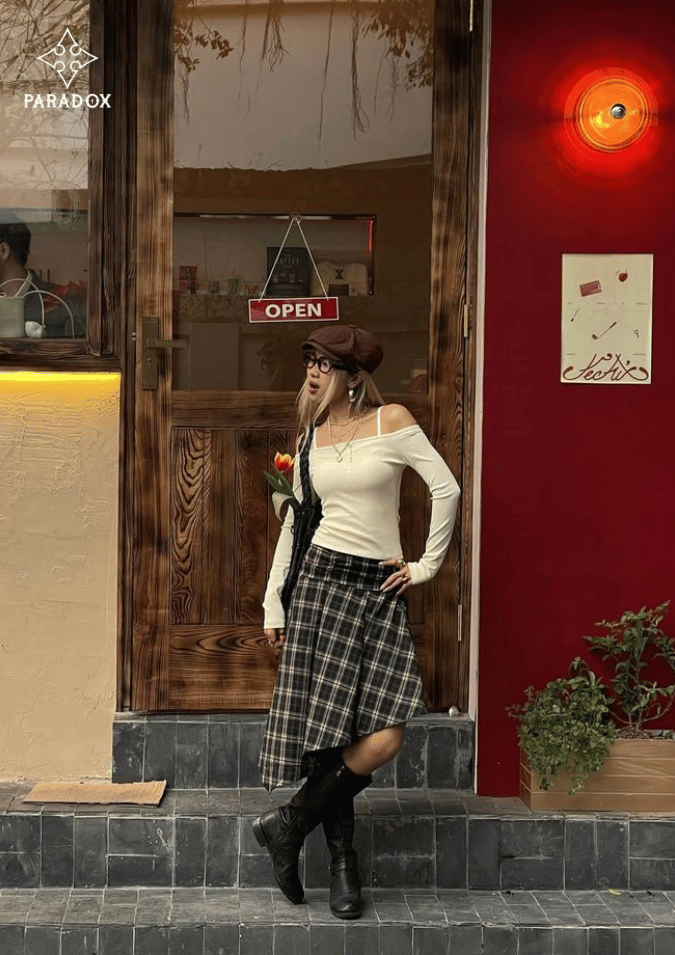 Chân váy caro phối với áo gì? - áo trễ vai