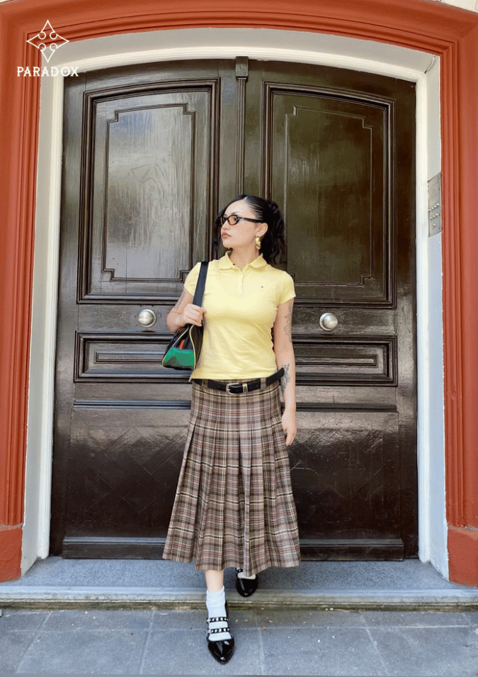 Chân váy caro phối với áo gì? - áo polo