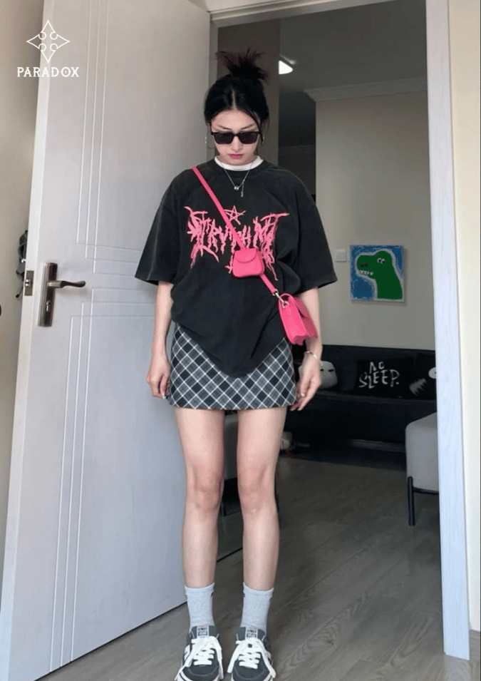 Chân váy caro phối với áo gì? - áo thun