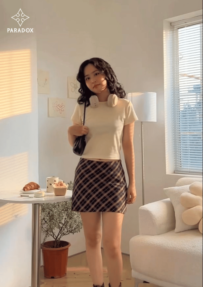 Chân váy caro phối với áo gì? - áo baby tee