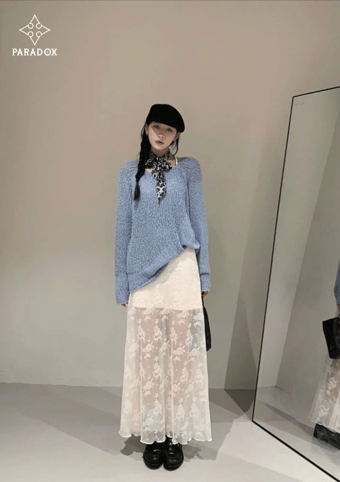 Cách mix đồ với chân váy ren dài - áo len dài tay