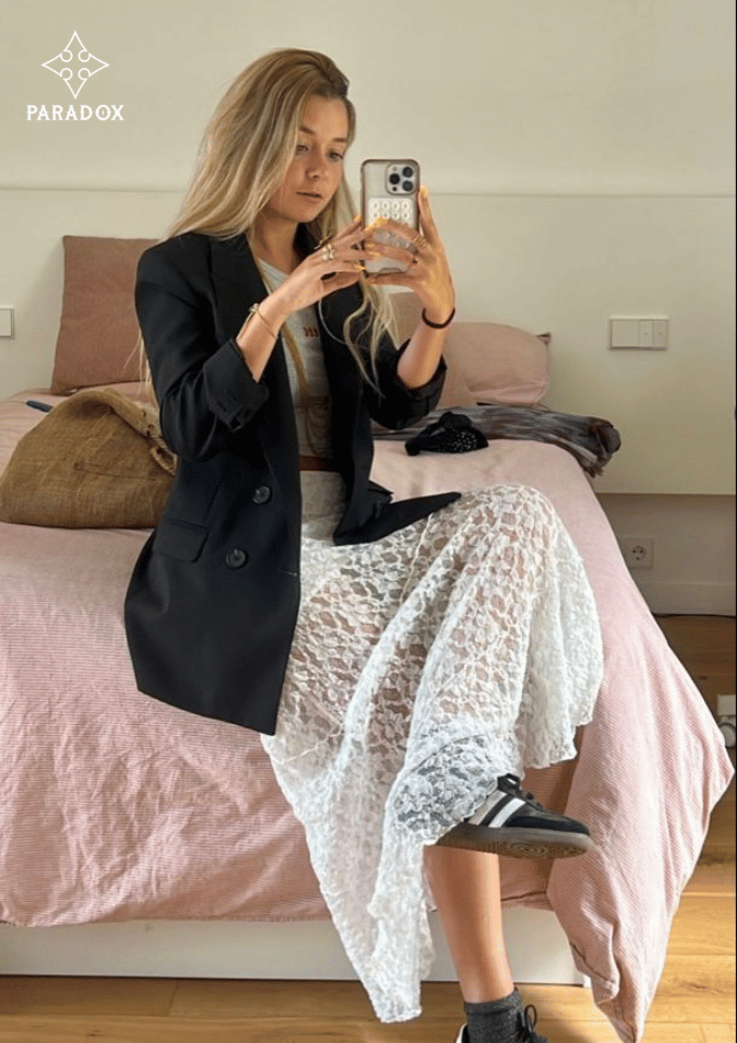 Cách mix đồ với chân váy ren dài - áo blazer