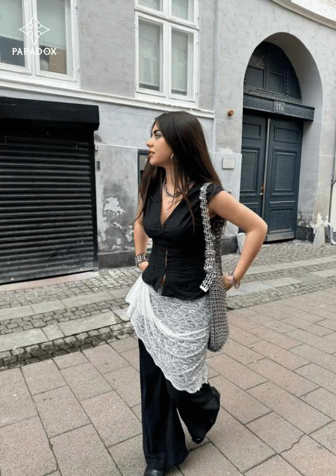 Cách mix đồ với chân váy ren dài - áo gile