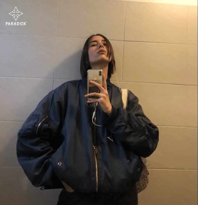 Phối đồ với áo khoác bomber cho nữ - chân váy xếp ly