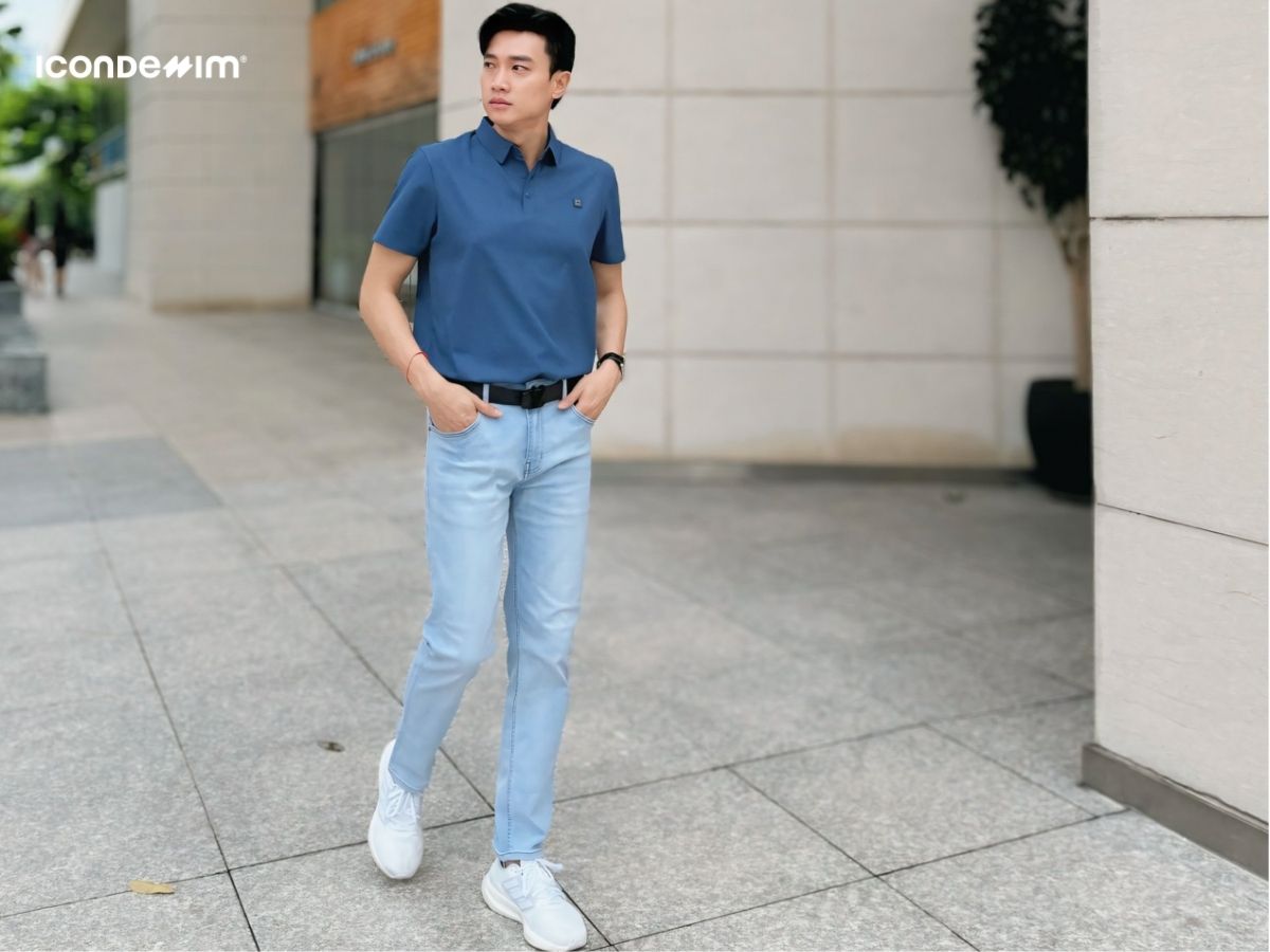 Quần jeans với áo polo và giày thể thao
