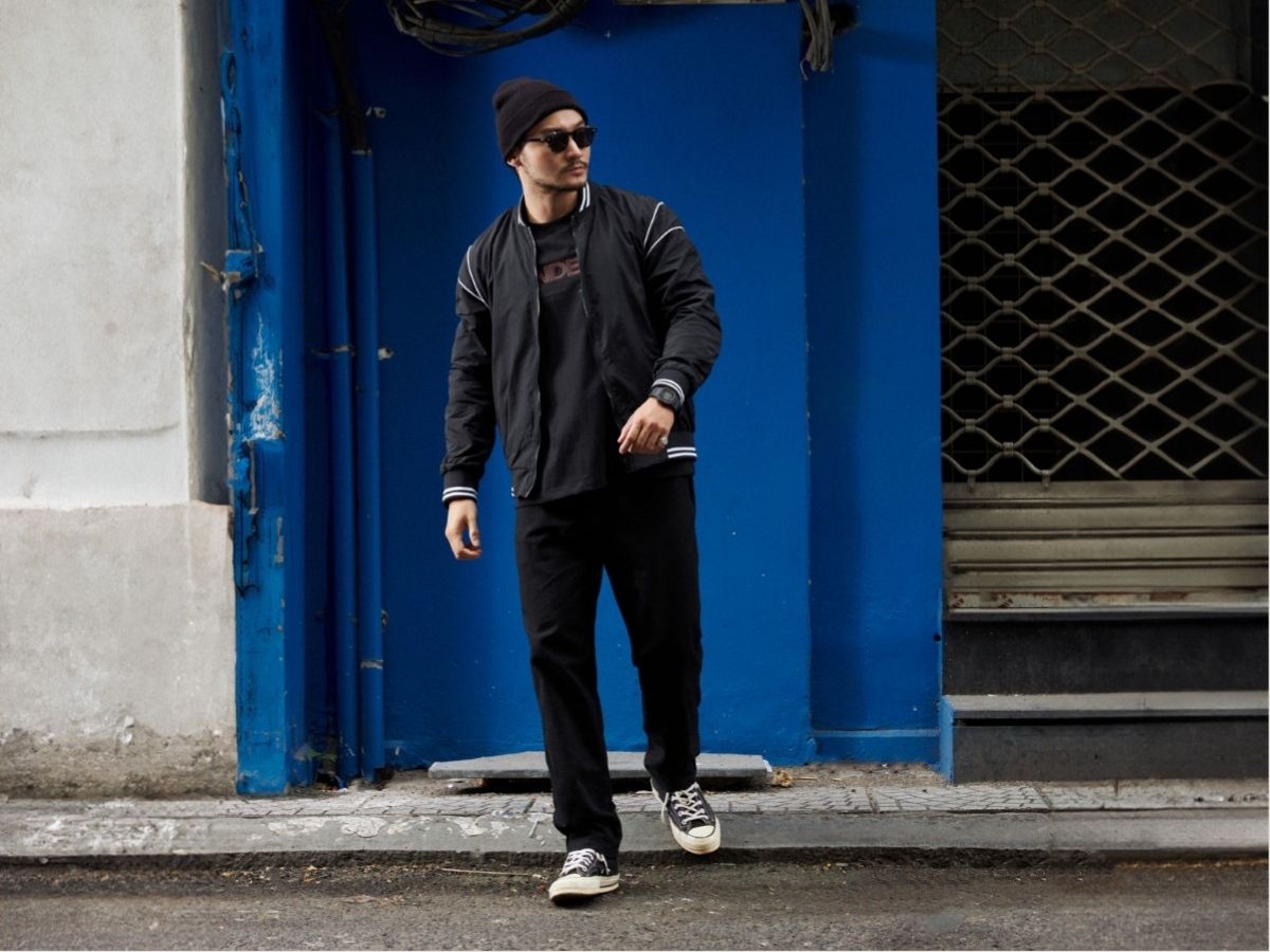 Áo khoác bomber, áo thun và quần jeans - Cá tính và sành điệu