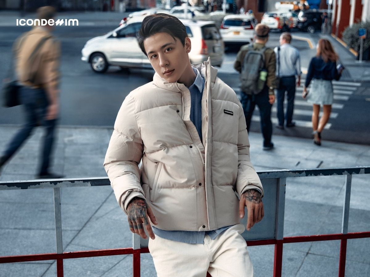 Áo khoác phao màu be ôm vừa vặn với cơ thể, tôn lên thần thái sang trọng