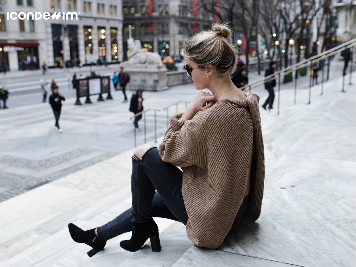 Mix áo len oversize với quần jeans skinny jeans tông màu trầm