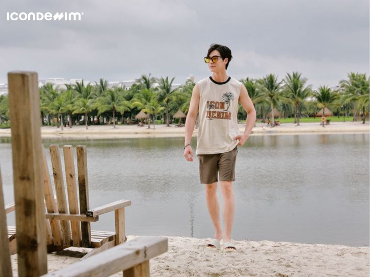 Hai item áo tank top và quần short kaki đều mang đến sự thoải mái, dễ vận động