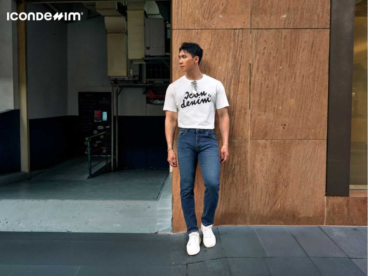 Kết hợp áo thun họa tiết chữ với quần jeans