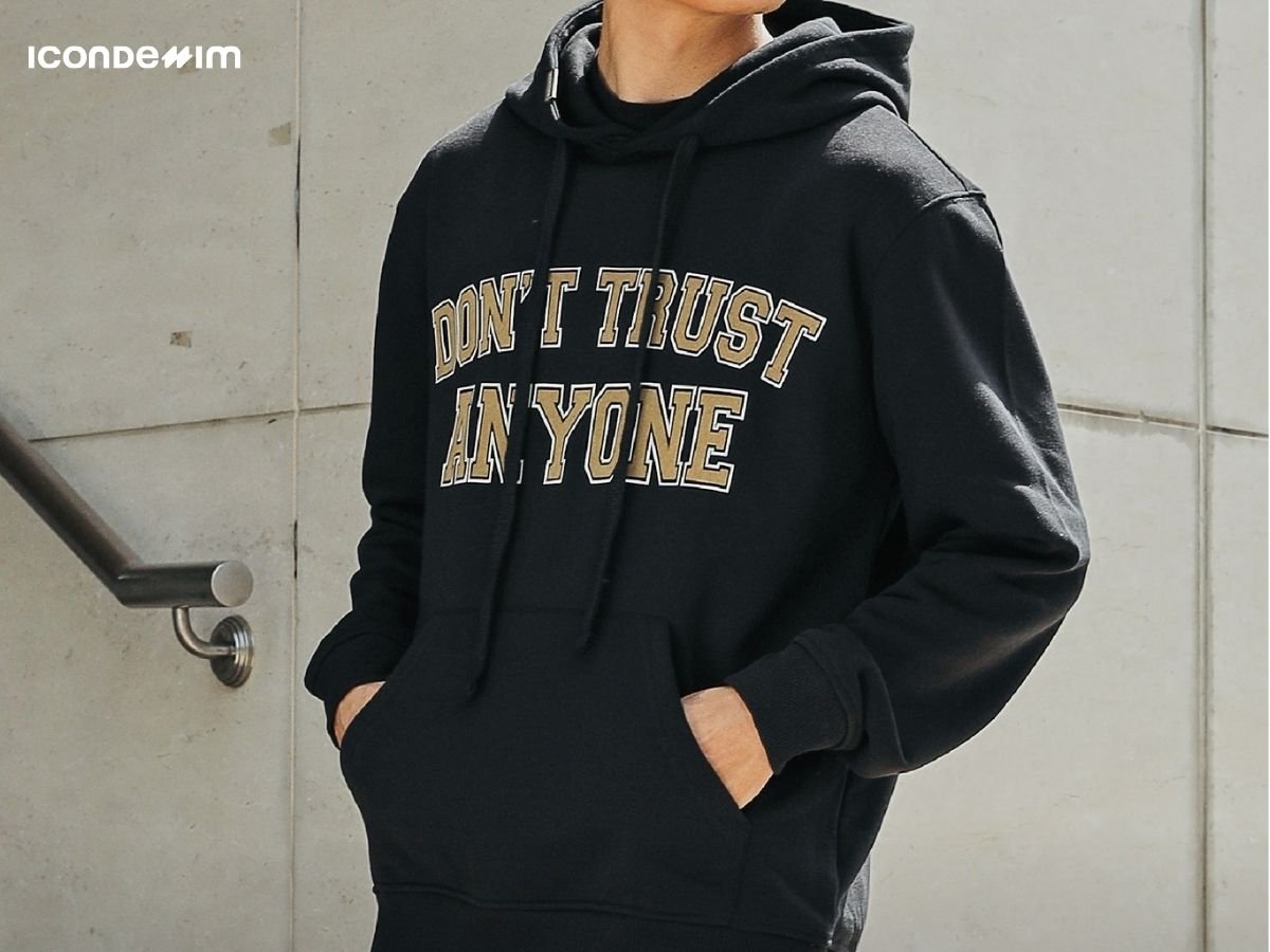 Áo hoodie đen toát lên sự nam tính, cuốn hút