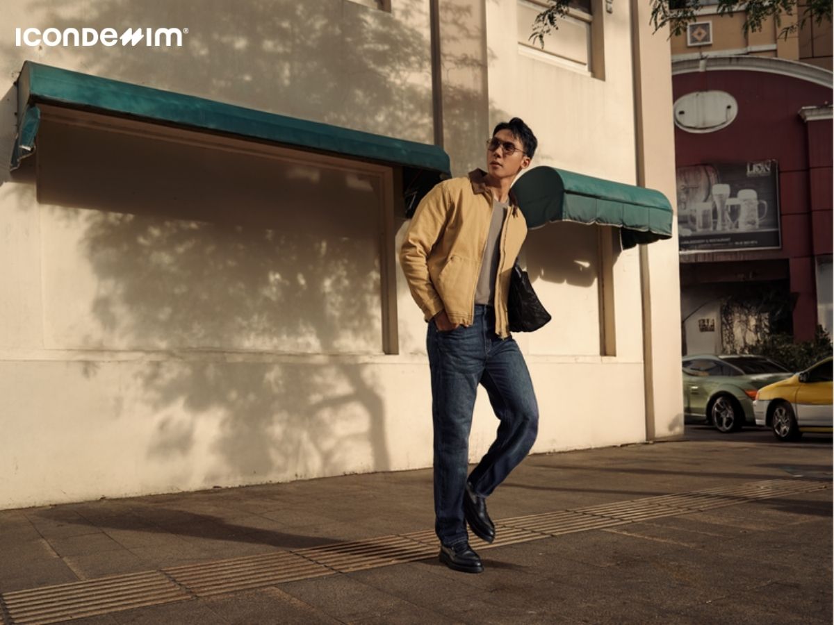 Phối đồ giáng sinh quần jeans, áo thun và áo khoác kaki