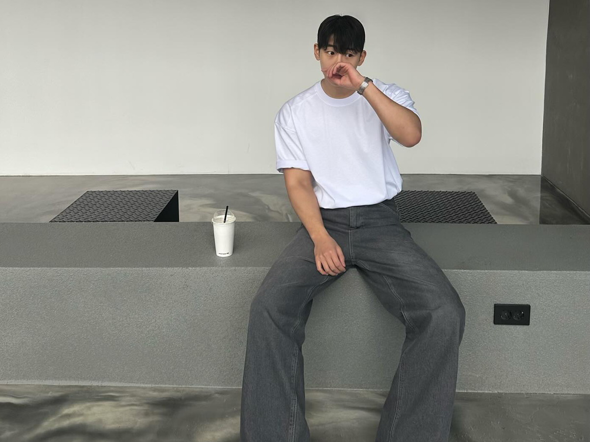 Áo phông và quần jeans là bộ đôi basic được ưa chuộng