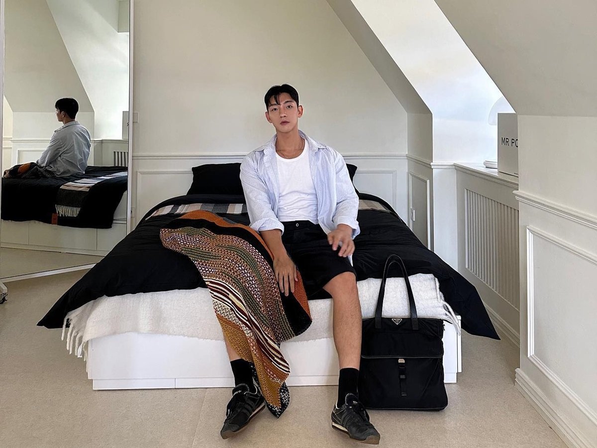 Phối đồ áo sơ mi trắng và áo tank top