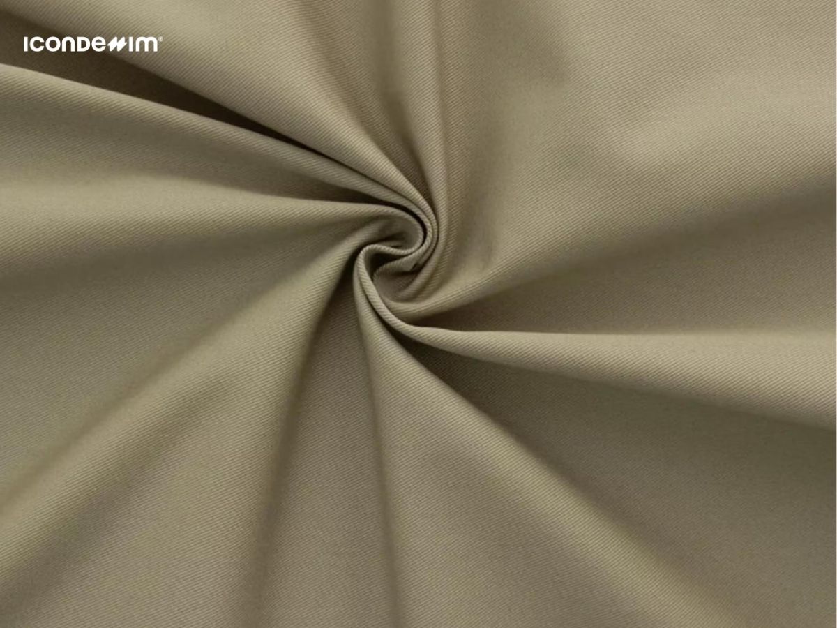 Quần chinos mềm mại, nhẹ hơn so với quần kaki