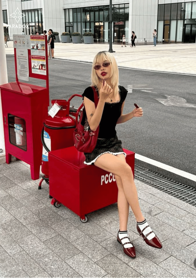 Màu đỏ đô phối với màu đen huyền bí