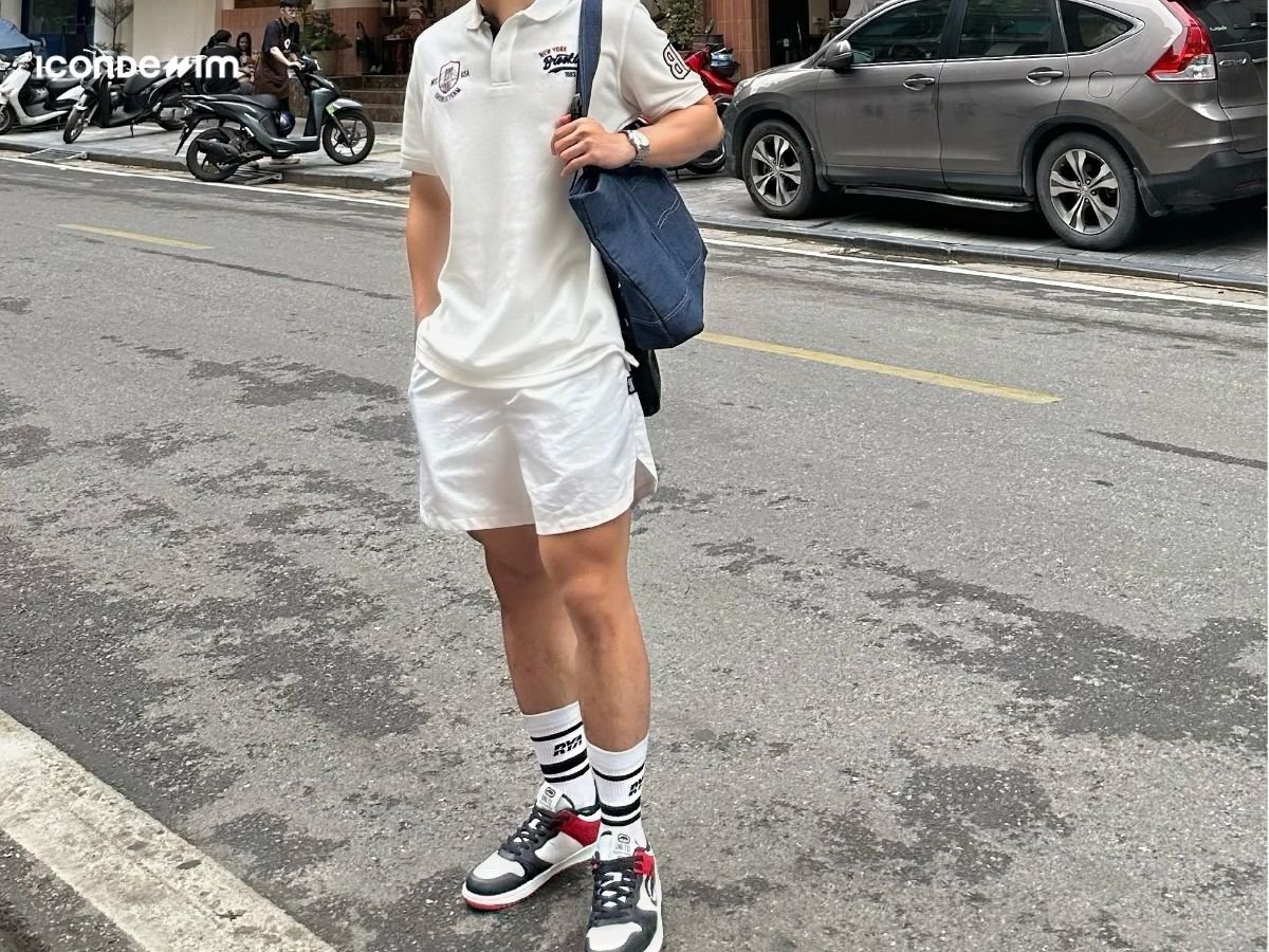 Phối áo polo trắng với quần short trắng