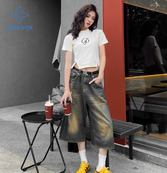 Kết hợp áo croptop với quần ống rộng thời trang