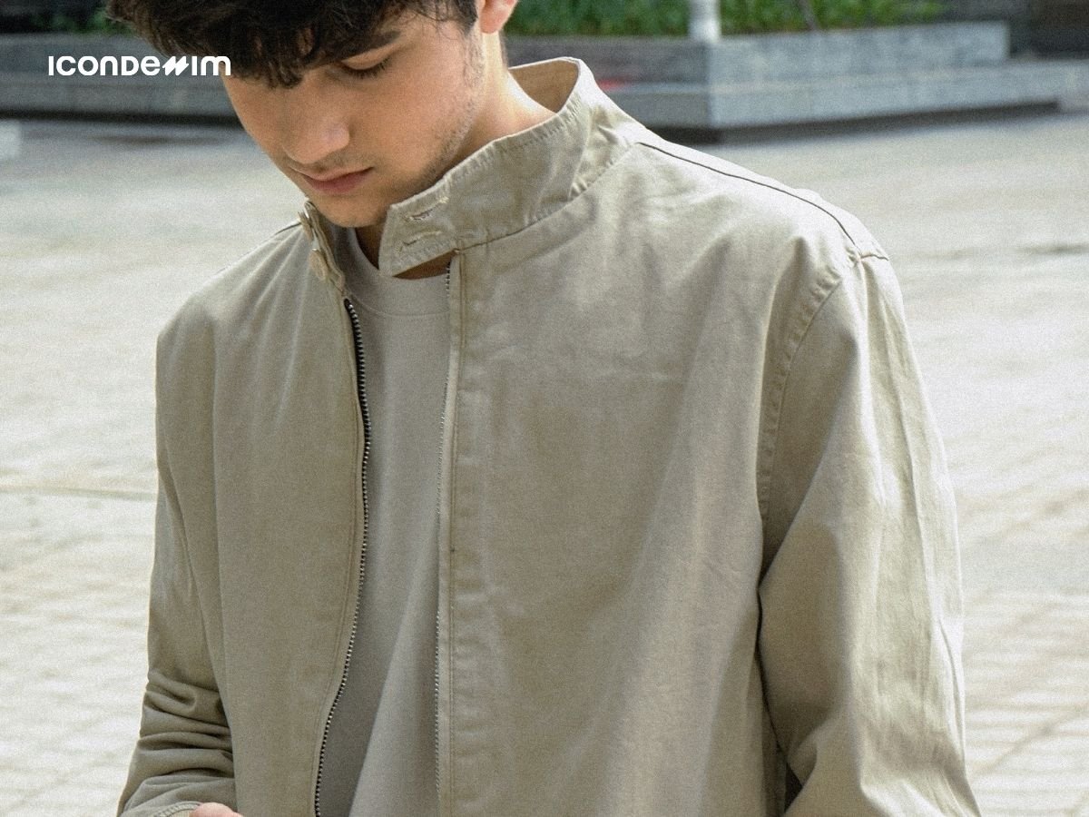 Phối áo khoác kaki cổ đứng màu be với áo thun cùng màu tạo cho bạn sức hút cực hấp dẫn