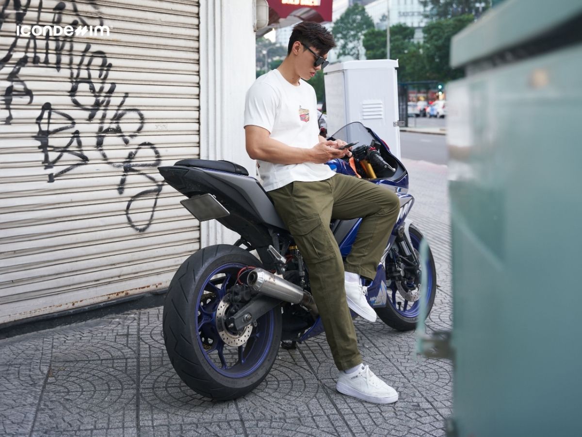 Phối áo phông trắng với quần kaki túi hộp xanh cực cool