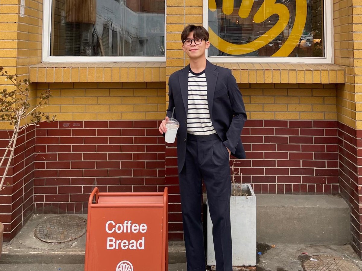 Áo blazer phối với áo thun họa tiết