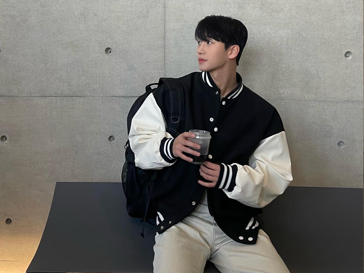 Áo khoác bomber và quần form rộng - phong cách street style