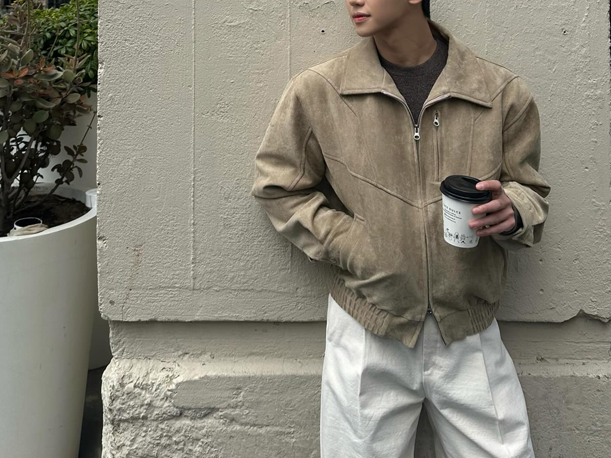 Áo khoác da lộn và quần tây tạo vẻ ngoài ấm áp, lãng mạn