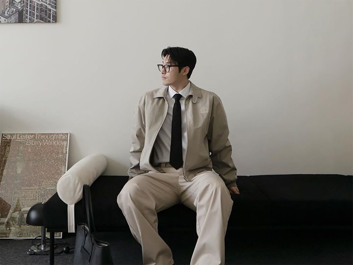 Phối đồ áo sơ mi trắng và áo khoác ngoài