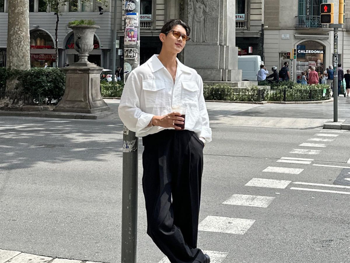 Phối đồ áo sơ mi trắng với quần ống rộng