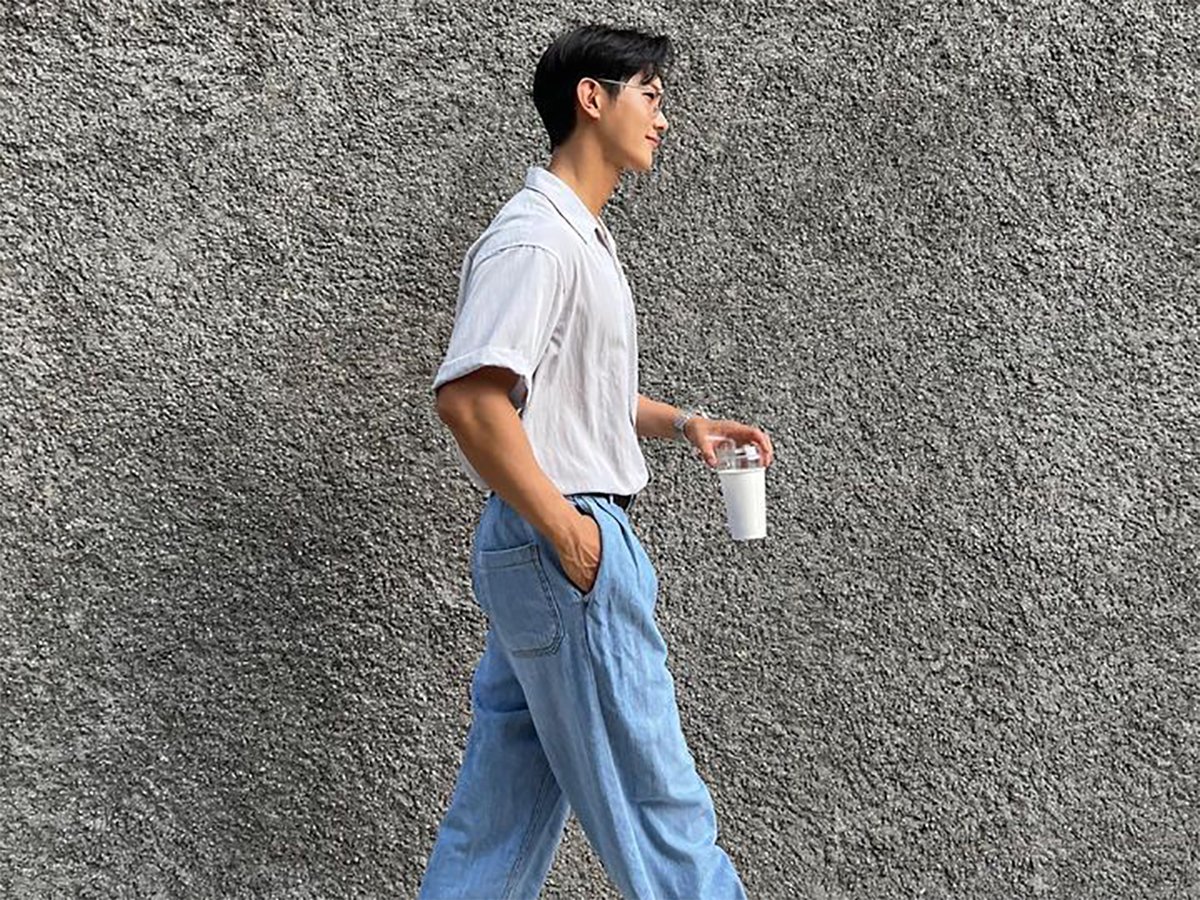 Phối đồ tương phản áo sơ mi trắng