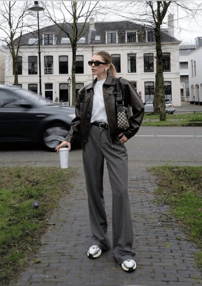 Chọn áo khoác da nữ ít họa tiết rườm rà