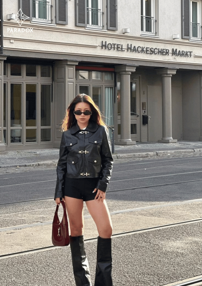 Phối đồ với áo khoác da nữ - quần short