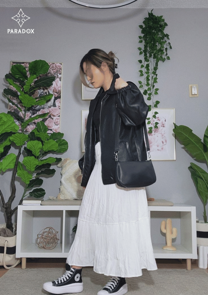 Phối đồ với áo khoác da nữ - chân váy tầng trắng