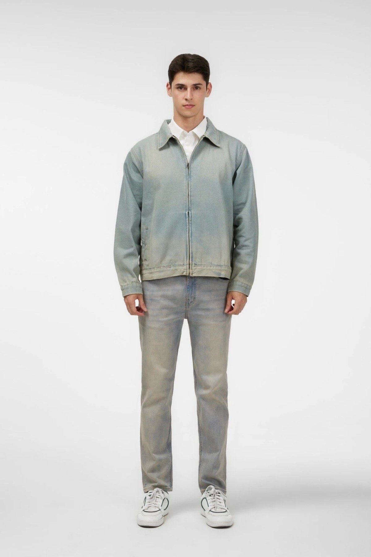 Phối quần jean ống rộng và áo khoác denim