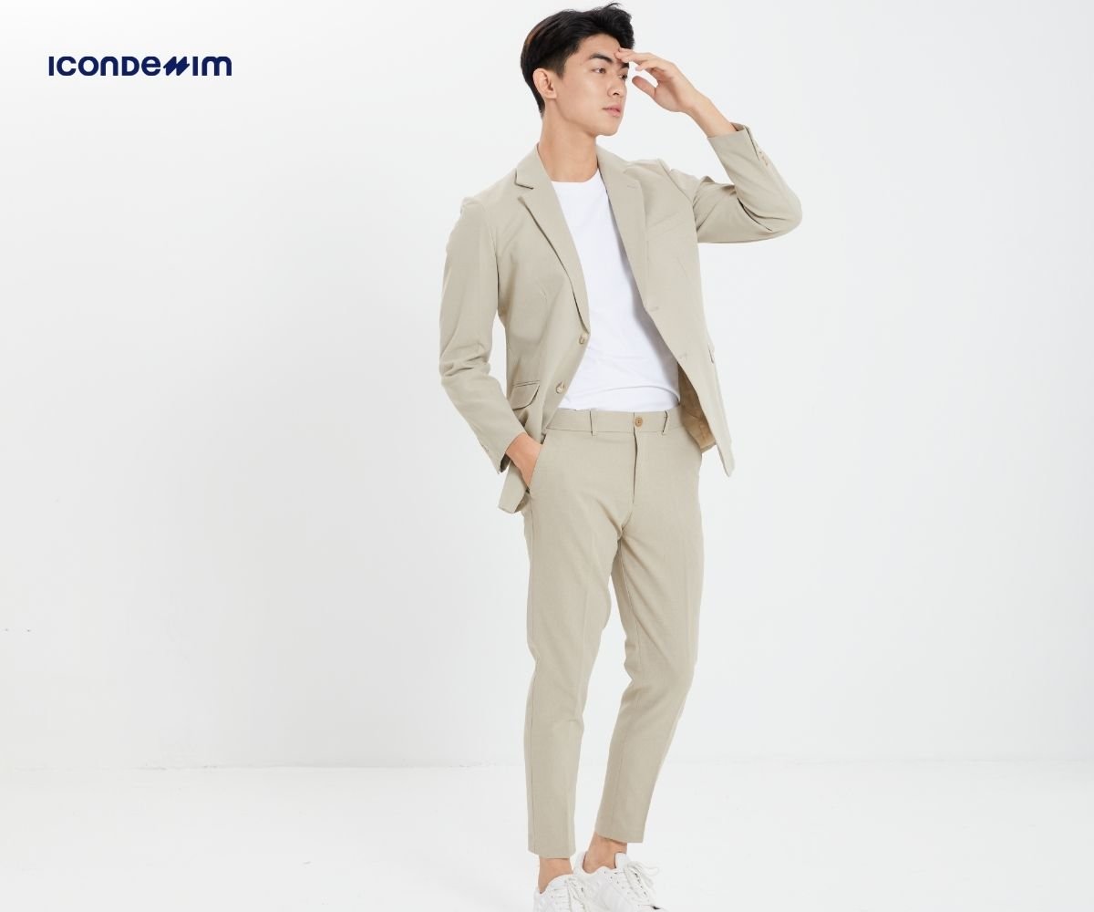 Phối áo thun với quần tây chinos