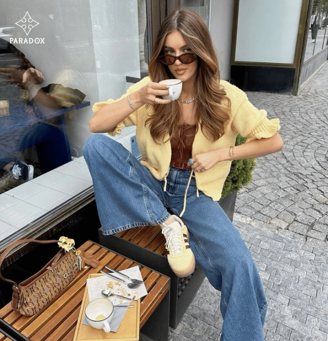 Quần jeans xanh phối với áo màu gì đẹp? - màu vàng bắt mắt trẻ trung