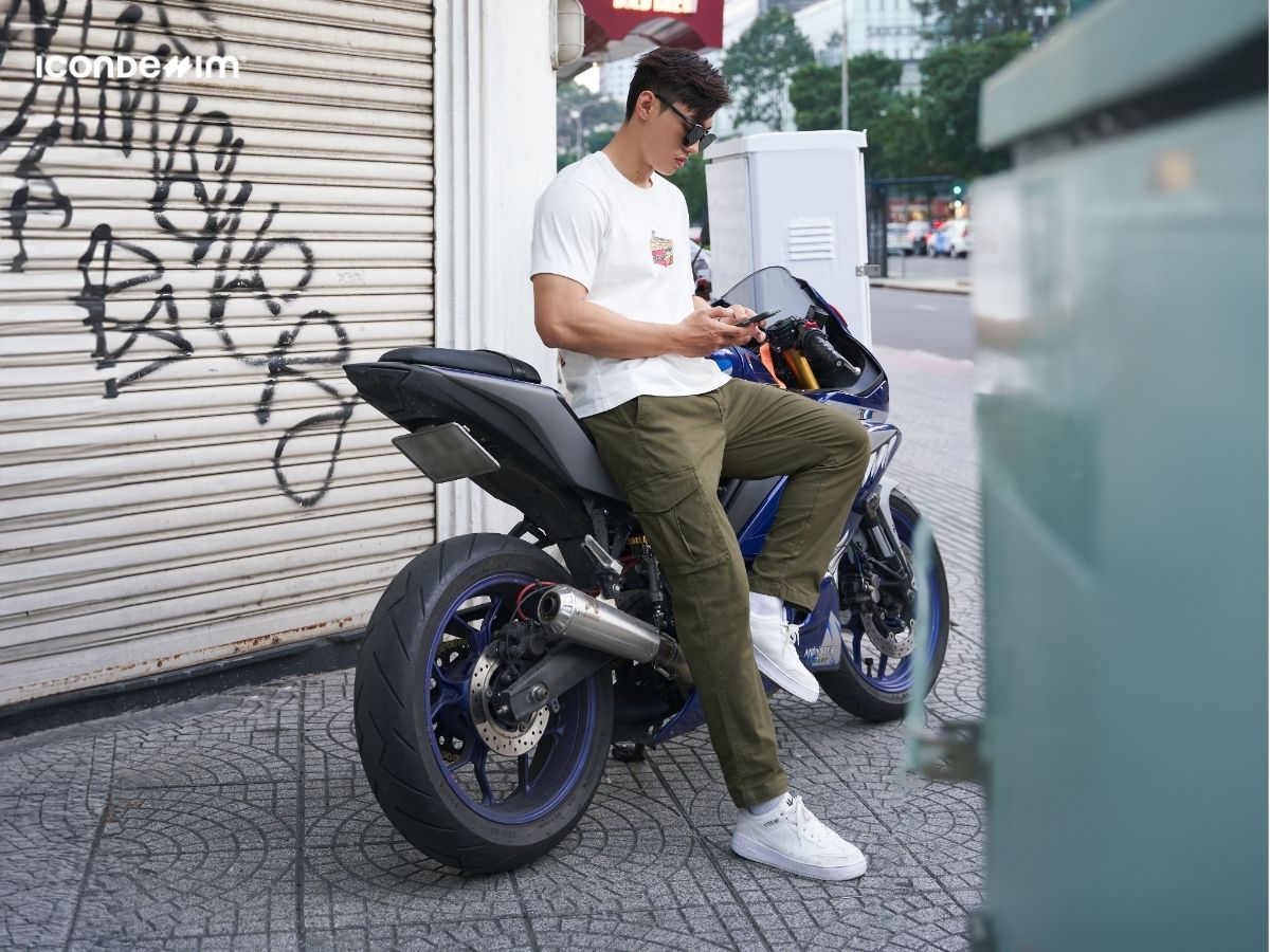 Quần kaki túi hộp ống rộng với áo thun oversize