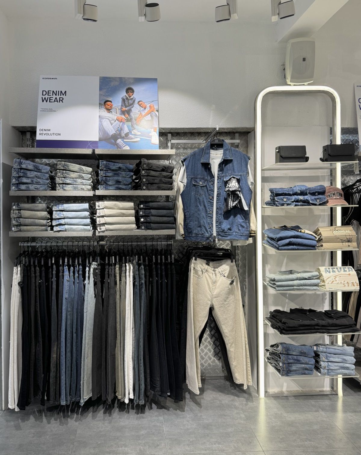 Cửa hàng thời trang nam với đa dạng mẫu mã quần nam