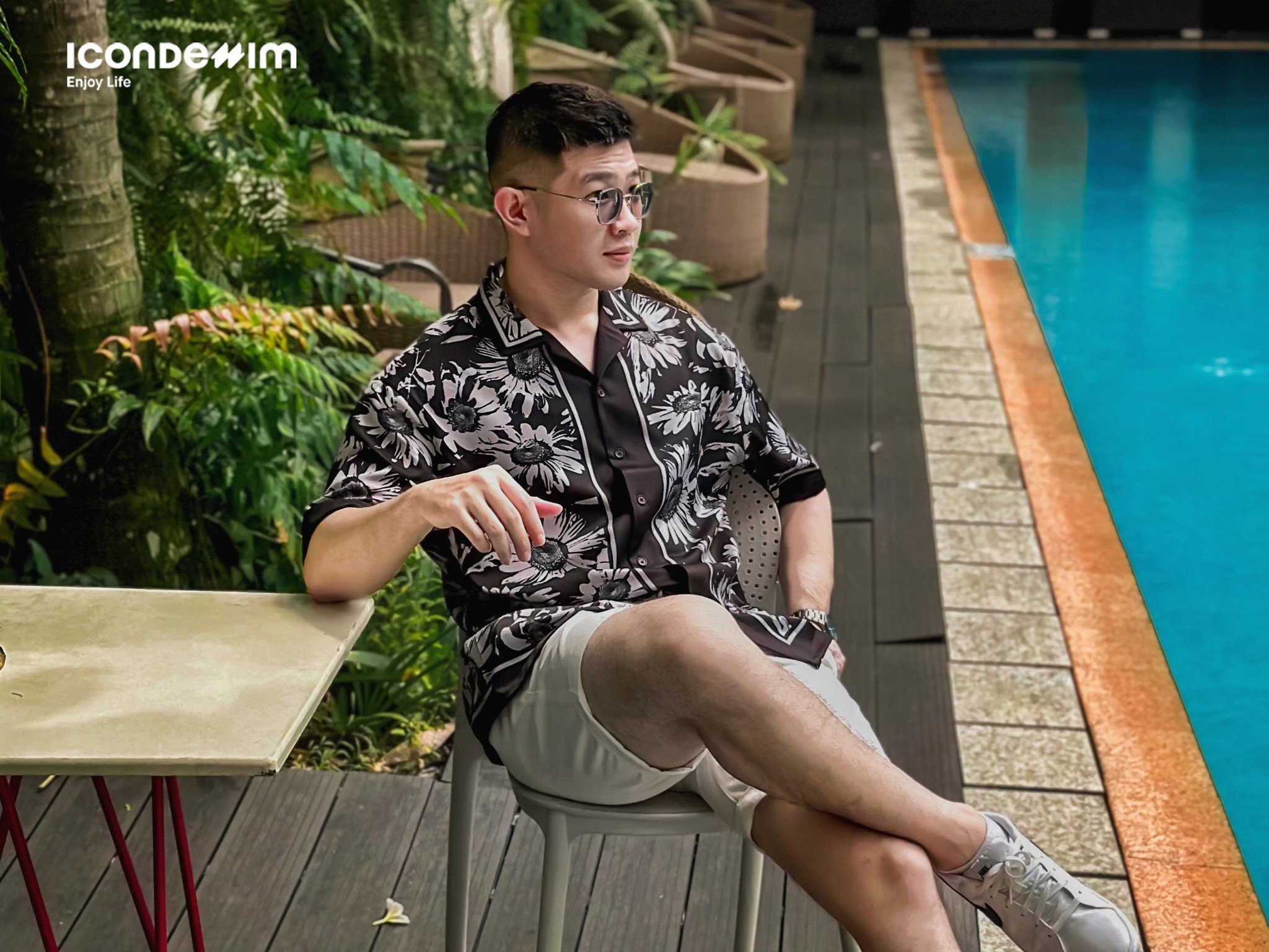 Áo sơ mi tay ngắn tạo nên outfit thoải mái, phù hợp ngày hè nóng bức