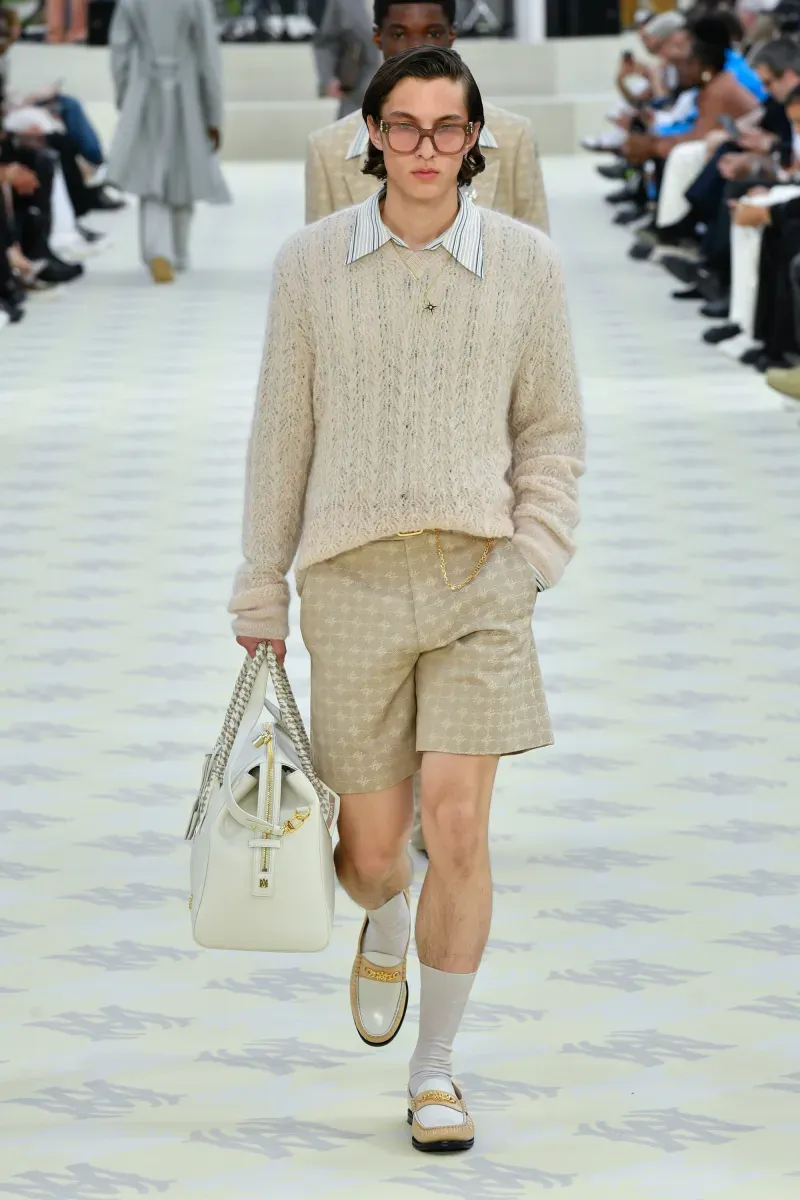 Phối áo sơ mi với áo len nam cổ tròn tạo vẻ ngoài trẻ trung và nhã nhặn