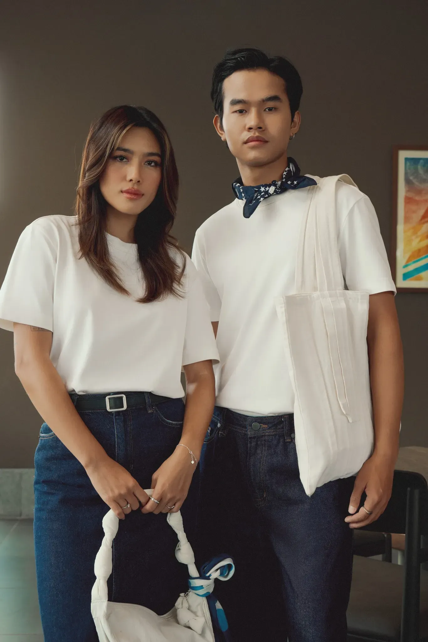 Áo thun trắng kết hợp với quần jeans tối màu, mang lại phong cách trẻ trung, năng động